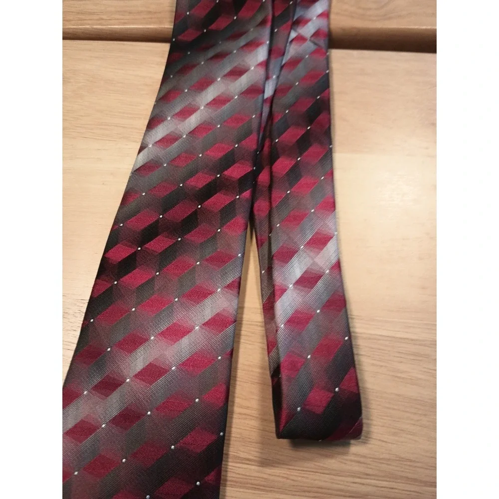 Van Heusen Men's Red Geometric Classic Collection Tie 100% Polyester‎ - Picture 2 of 5